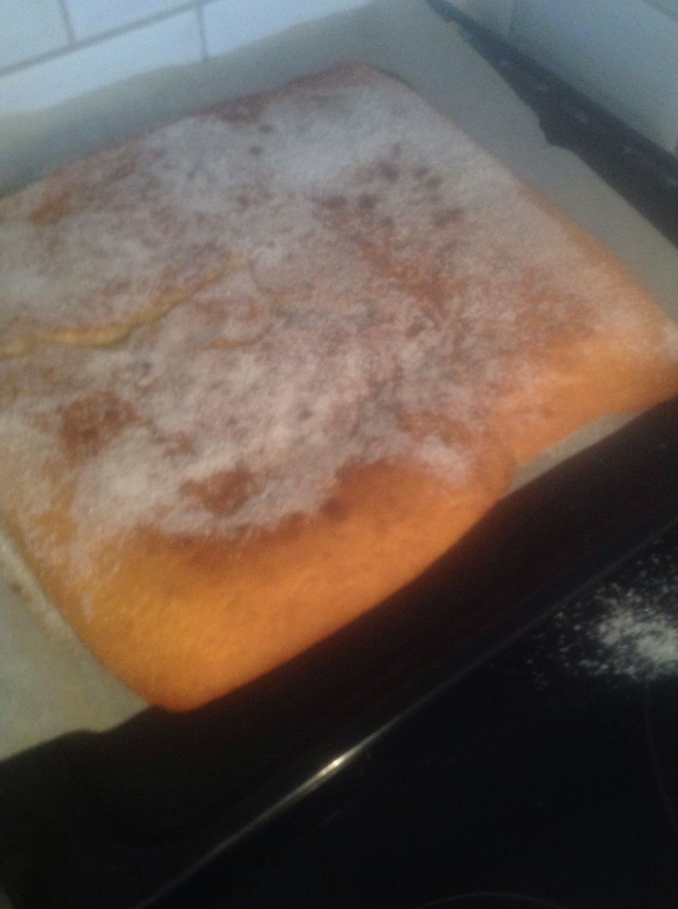 Och sen ska du rulla den s\u00e5 den bli rund. And in the next you turn the cake so the cake is in the next side. And then you roll up the cake.