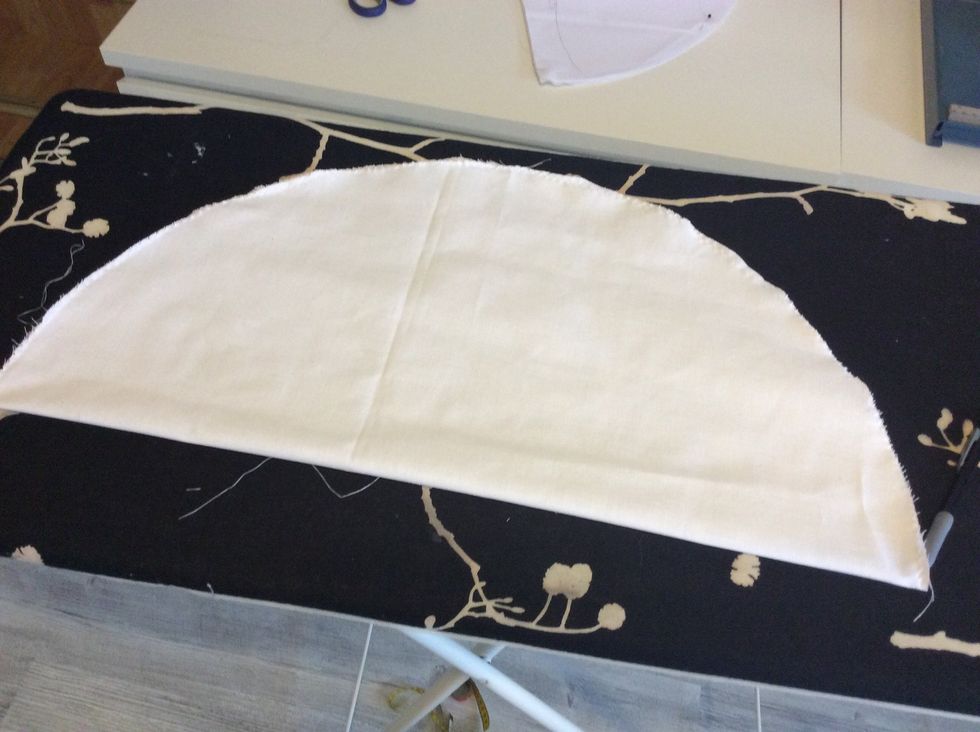 Och vik igen med strecken mot varandra. Dra tv\u00e5 nya streck i kanten.