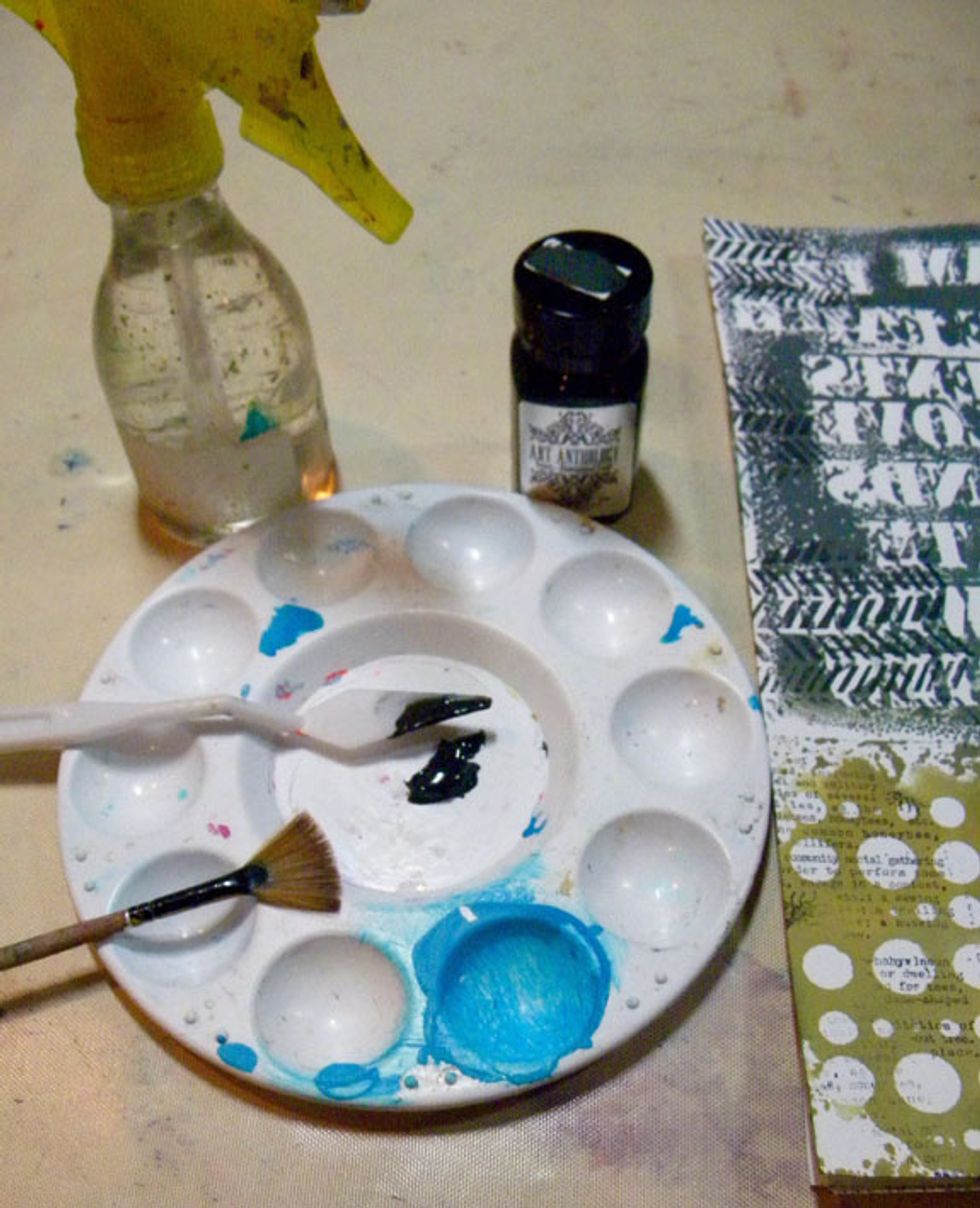 Of course, no project of mine is complete without splatters! Mix Tuxedo Velvet, water and 1 spray of Raider Colorations.