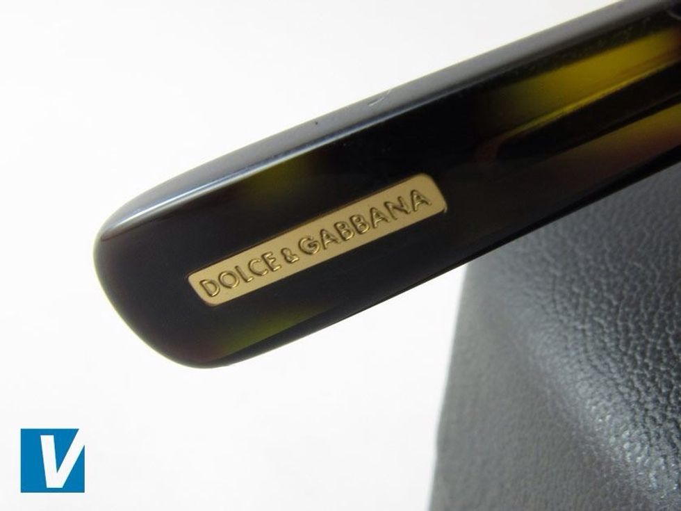 Often new styles of D&G sunglasses feature a metal logo on the temple tip. The finish of the letters should be sharp, and it will be fixed to the arm cleanly with no signs of glue or gaps.