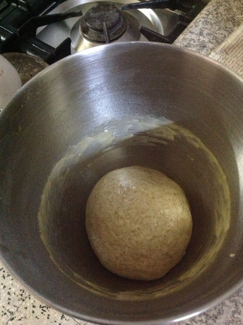 Oil the sides of the bowl, turn the dough in it to cost it with oil, cover with a damp cloth for an hour to let it rise.