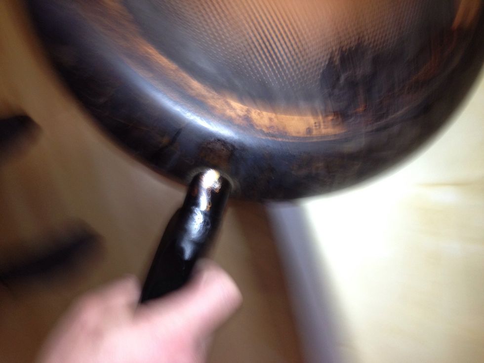 oil your frying pan if you need to the turn it upside down and hold it snug against your plate, I found it easier to do this with the plate half hanging over the worktop to get a better grip of it