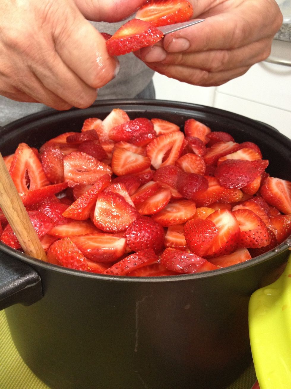 Ojo asegurarse que la olla es m\u00e1s grande que toda la fruta y el az\u00facar