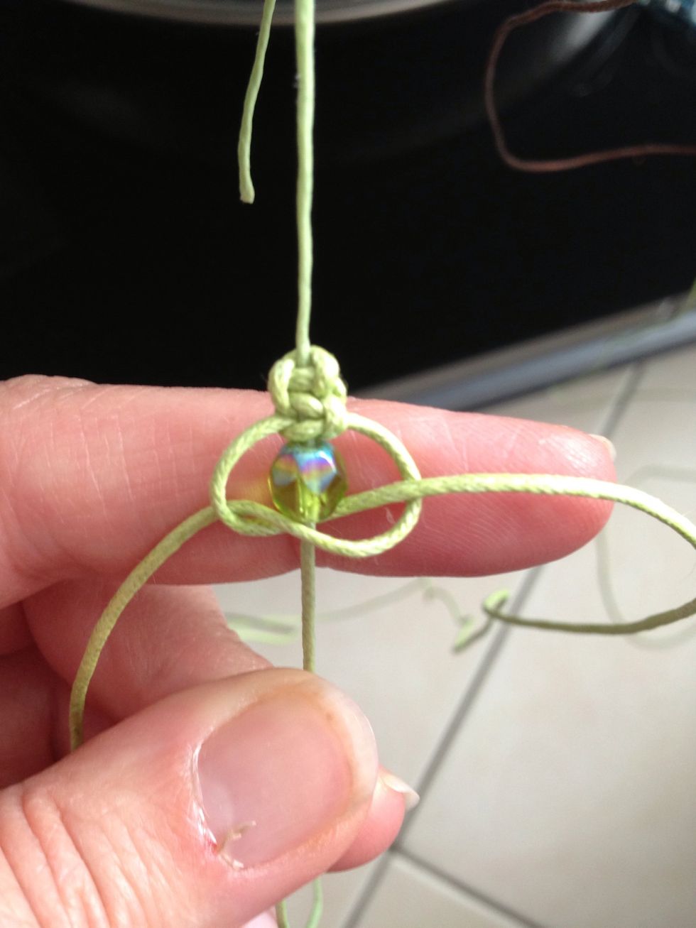 Ok after 3 knots you put a swarowski bead at your rope and start again to make 3 knots...