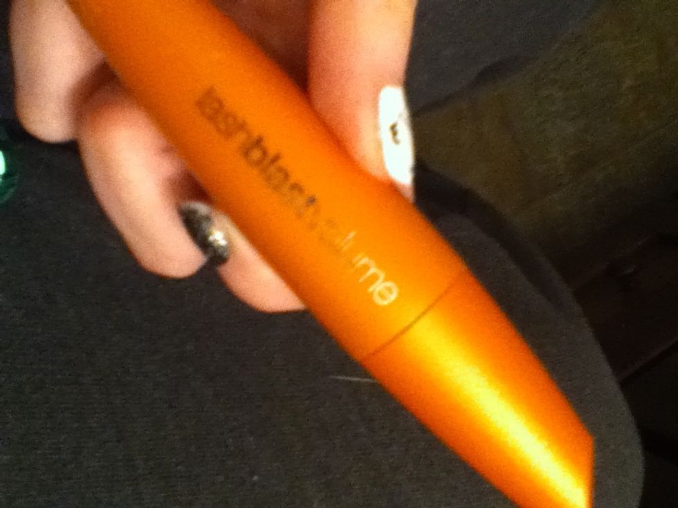 Ok best mascara ever lol lash blast by cover girl, bought it yesterday and fell in love instantly, the bristles on the brush aren't hair like, they are rubber :)