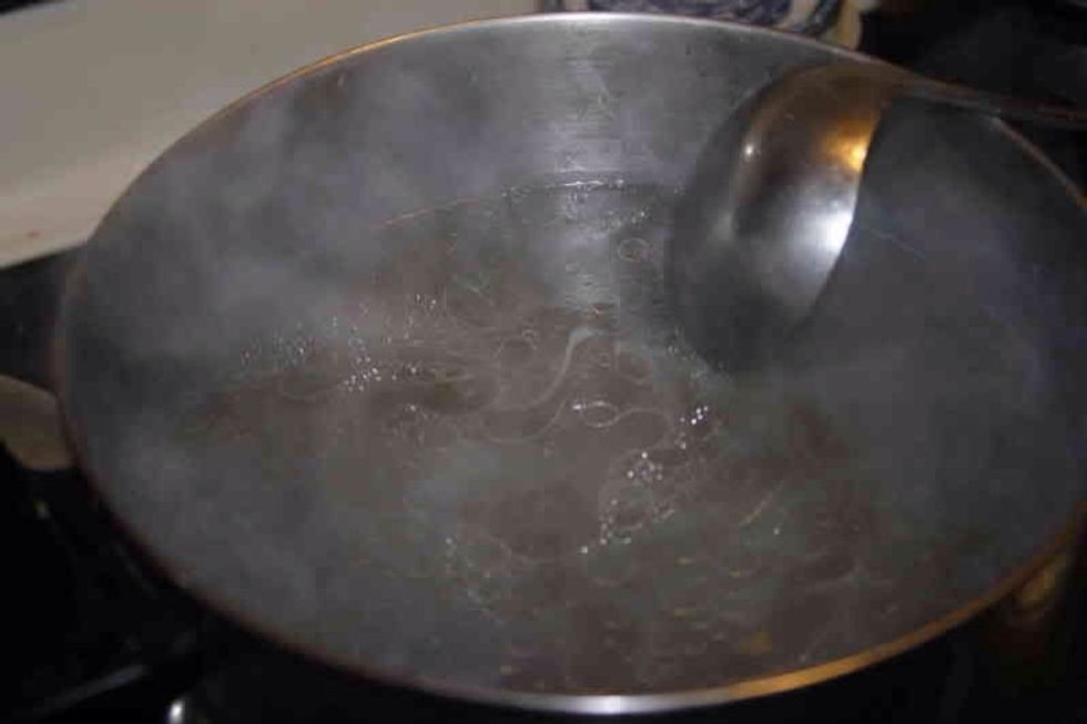 Ok deal with broth After 20mins. Use sieve to filter all stuff like bones, herbs... Seasoning again with fish sauce, salt and seasoning powder. Keep the stock hot to serve