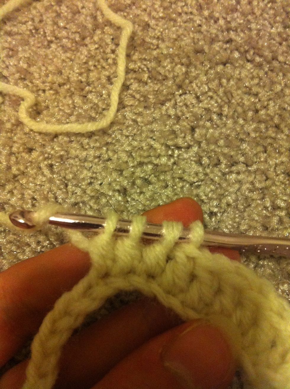 ok good. 3 unfinished stitches on the hook (4 loops). now we finish them :) yarn around and pull through ALL loops on the hook.