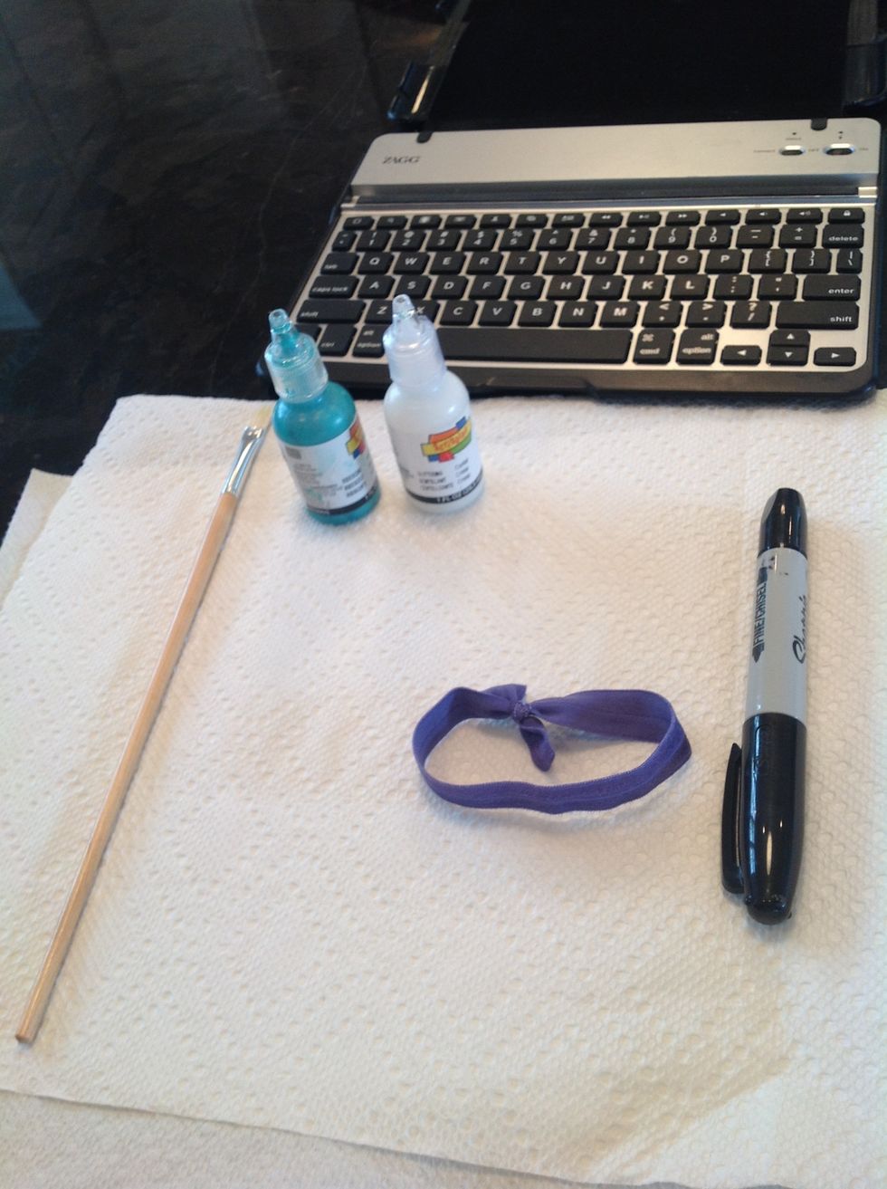 ok, here i start with two paint coulors a paint brush a emmie jay and a sharpire.