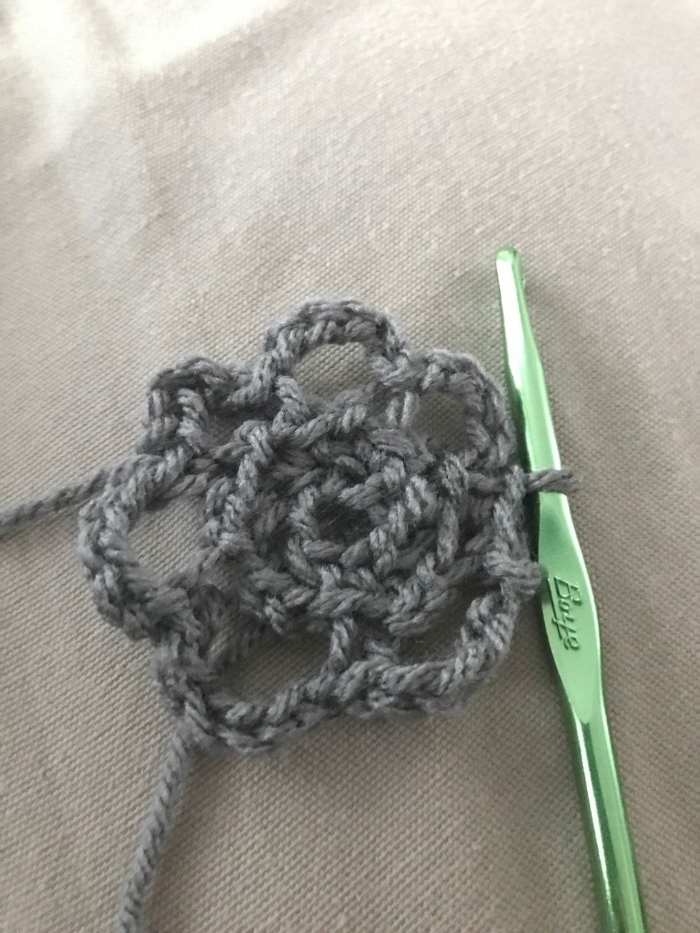 Ok I made 6 loops (petals) now end the design. Cut the yarn off your hook and create a knot
