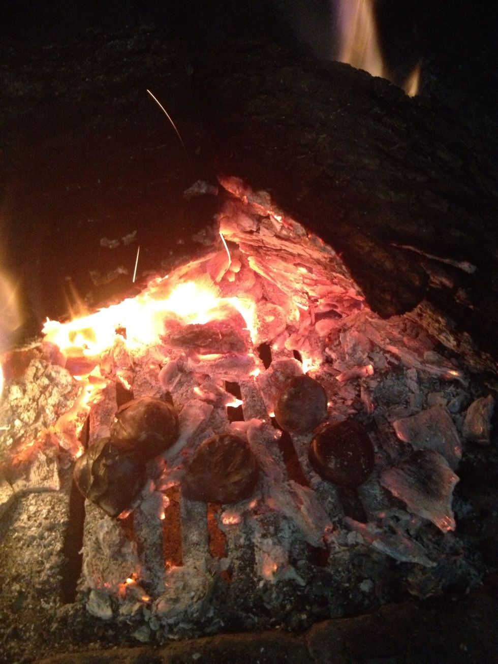 Ok let's start toasting our cutted chestnuts putting them in our fireplace just like this!! :)