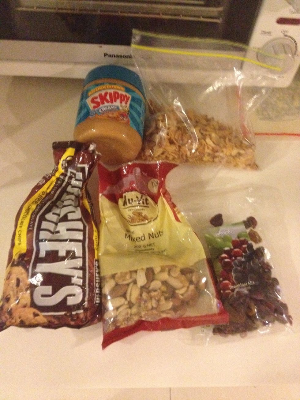 Ok! Now go raid your fridge looks for things u wanna turn into cookies. See? I have from normal choco chip, PB, raisins, nuts, even fried shallots!! U can use almost everything.