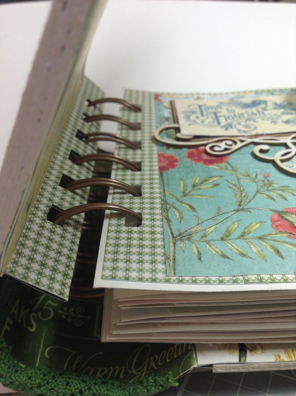 Okay, now this next step is very important.. Here is where the inside pages go when you glue it to de BACK of the FRONT cover!