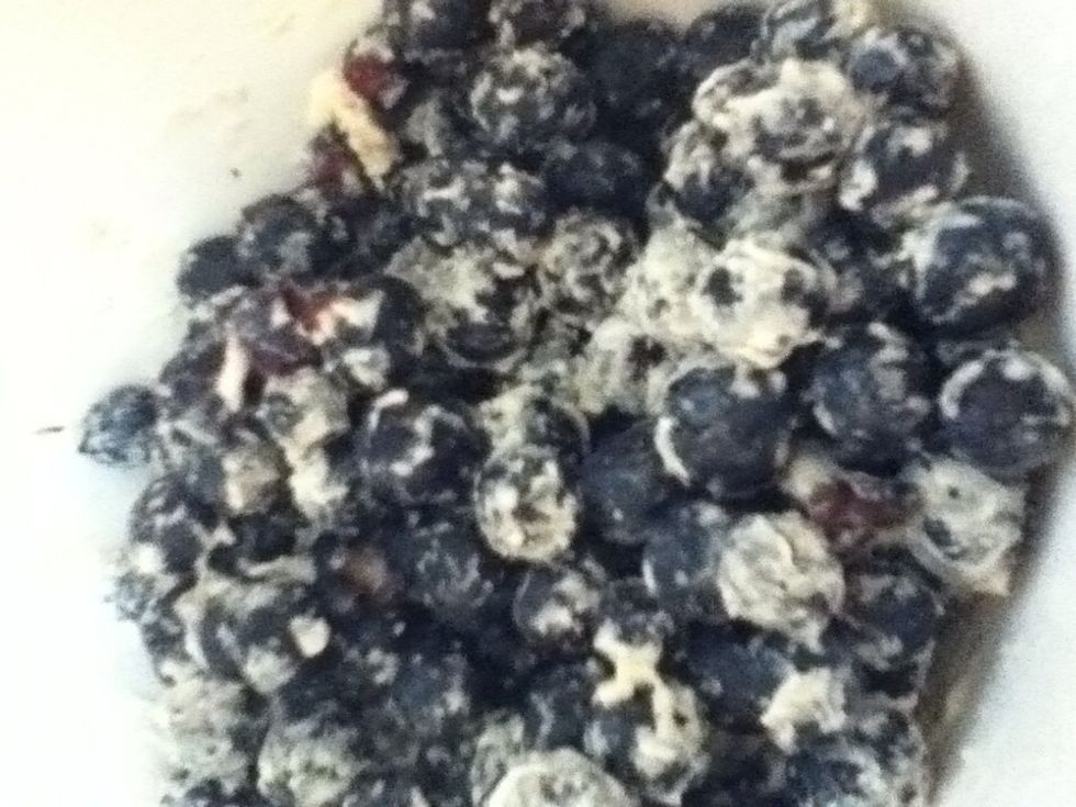 Okay, once that is all combined, gently toss blueberries with 2 tbsp flour.