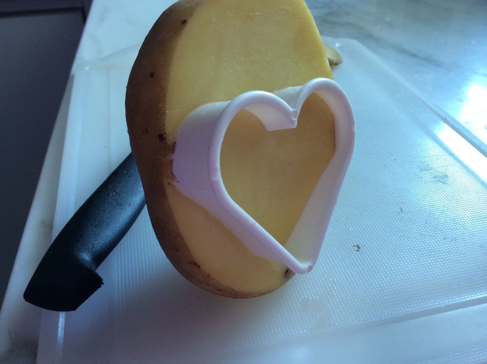 Okay. See how more of the cookie cutter can be seen now? Slice it off but don't cut the whole cookie cutter off too, cut around the cookie cutter, this makes the shape 3D