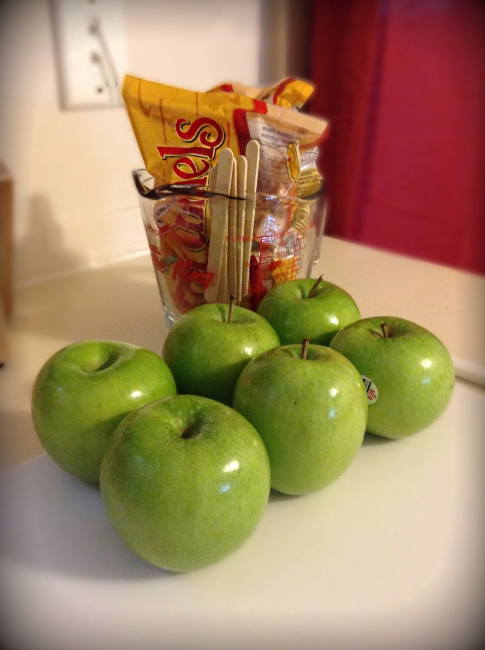 Okay so here's the supplies! First things first, wash and dry your apples and then place them in the freezer for about 15 minutes. This helps the caramel set properly on the apples.