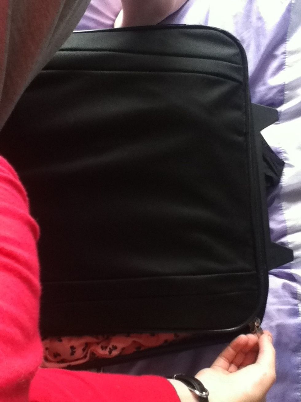 Okay, so whenever you sit on a particular area o your bag, lean towards the zip and it will squash more, and zip up more.