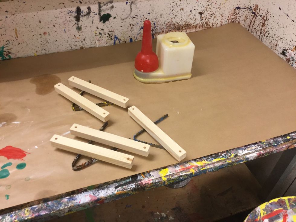 Olja alla bitar och l\u00e5t dem torka.