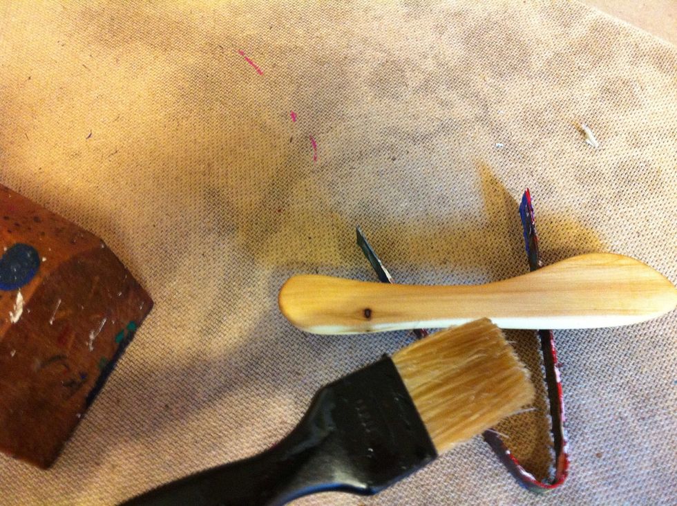 Olja din kniv med paraffinolja. Denna olja \u00e4r lukt, smak och giftfri och passar d\u00e4rf\u00f6r till redskap f\u00f6r k\u00f6ket.