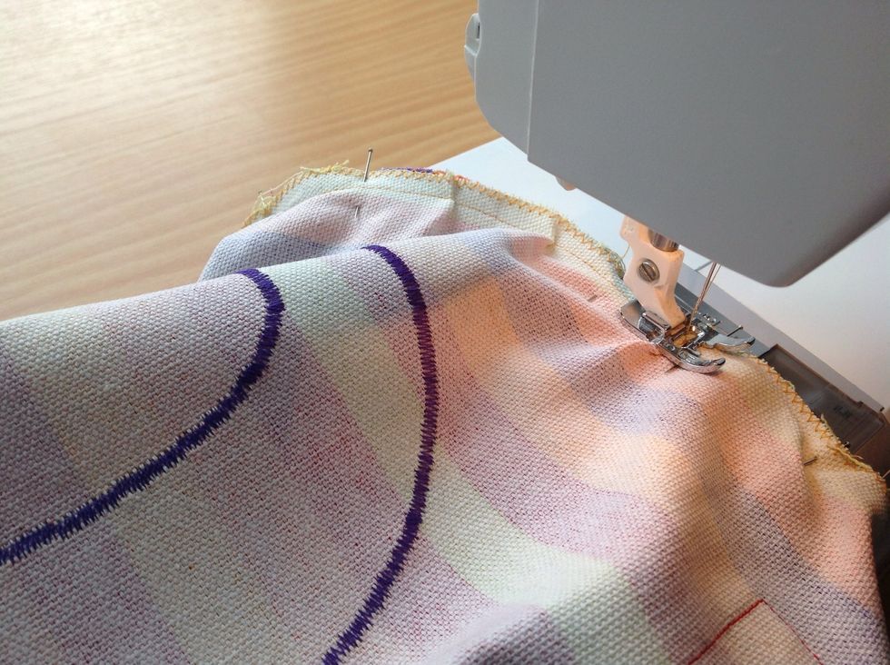 Om det blir sm\u00e5 veck p\u00e5 v\u00e4skdelen g\u00f6r det inget.