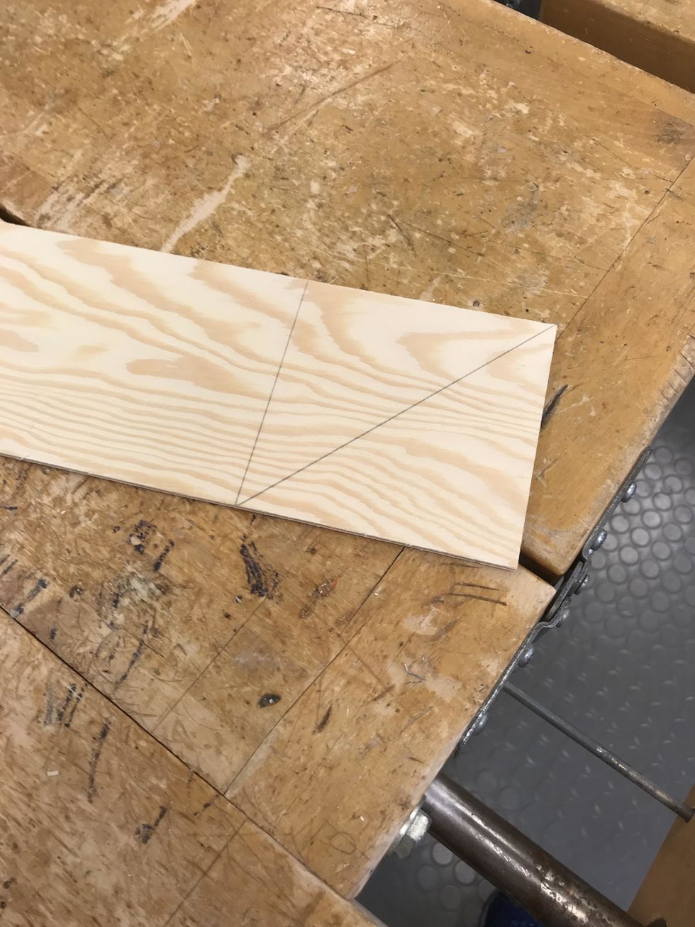 Om du m\u00e4rker att den \u00e4r lite vinglig kan du stabilisera den med trianglar som man spikar fast sen i ramen. Cirka 4 st.