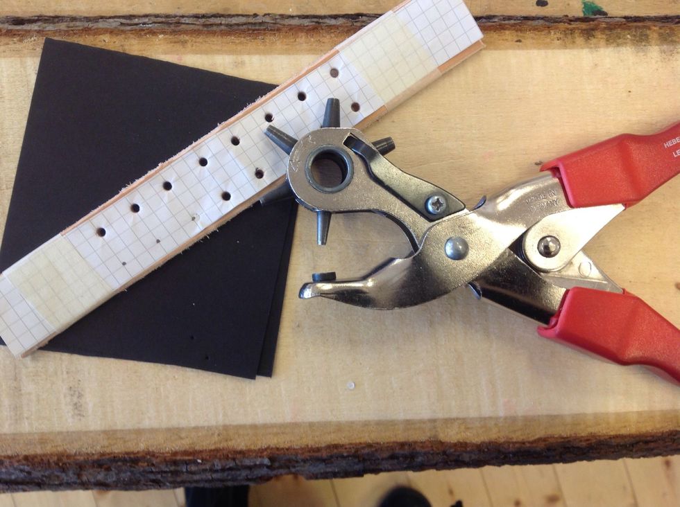 Om du ska ha h\u00e5l p\u00e5 ditt armband s\u00e5 g\u00f6r du det nu. Markera p\u00e5 din mall var du ska g\u00f6ra h\u00e5l. Tejpa fast mallen med maskeringstejp. Anv\u00e4nd h\u00e5lt\u00e5ngen och en bit kartong under ditt armband.