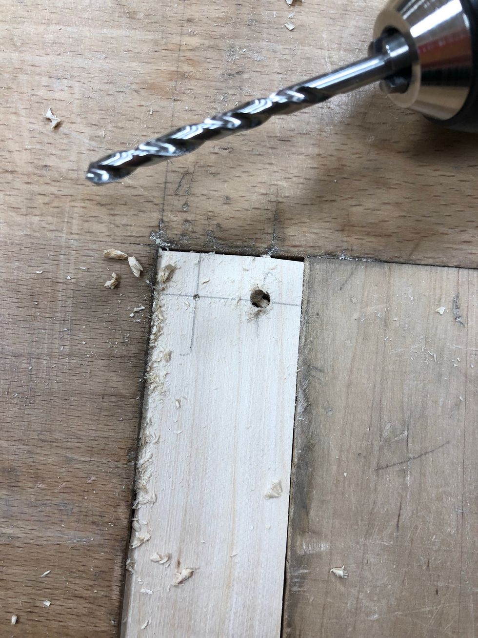 Om du \u00e4r os\u00e4ker p\u00e5 att borra rakt med handborr maskinen kan du anv\u00e4nda pelarborr maskinen. Borra rakt igen. Kolla i dina anteckningar/skisser efter borr dimensionen.