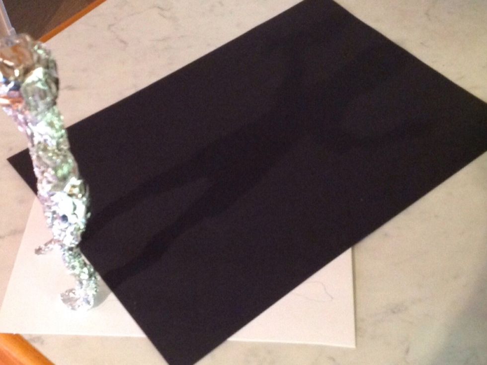 Om du valt den l\u00e5nga skuggan, beh\u00f6ver du ett st\u00f6rre papper till skuggan f\u00f6r d\u00e5 r\u00e4cker inte kartongbiten till. Man kan v\u00e4lja olika f\u00e4rger till sin skugga men jag valde svart. Rita av skugga med blyerts