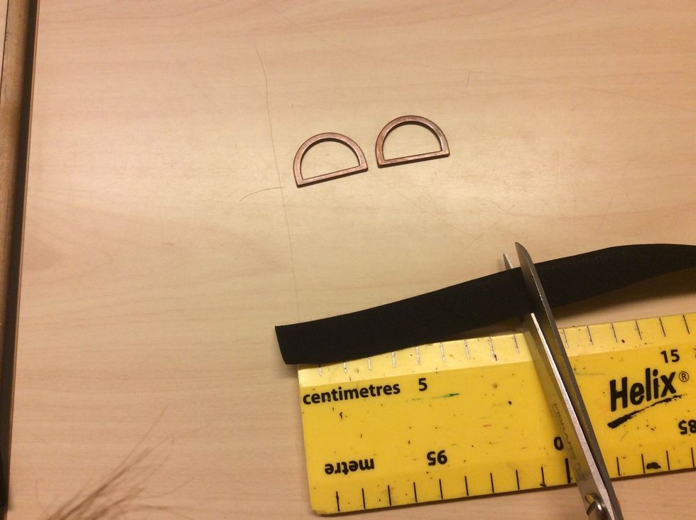 Om du vill kunna justera bandet runt halsen beh\u00f6ver du ett band som \u00e4r 10 cm. Du beh\u00f6ver \u00e4ven kn\u00e4ppet.