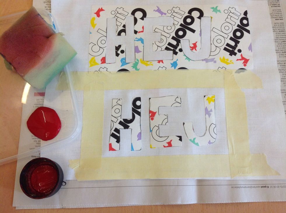 Om du vill tejpar du en ram runt motivet (nedre trycket) f\u00f6r att f\u00e5 en klar yttre avgr\u00e4nsning. H\u00e4ll upp textilf\u00e4rg och ta fram en svamp. L\u00e4gg hela tyget p\u00e5 en tidning f\u00f6r att skydda bordet.