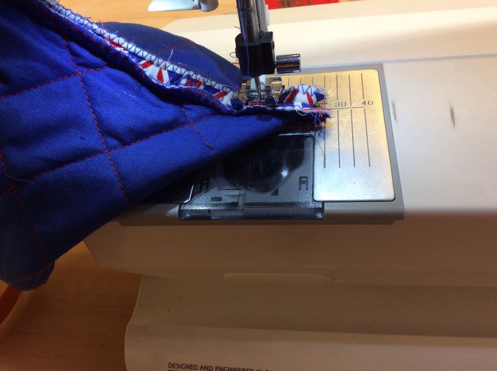 Om man vill ha en botten p\u00e5 pennskrinet kan man sy med raks\u00f6m som p\u00e5 bilden. Titta p\u00e5 det f\u00e4rdiga pennskrinet och best\u00e4m hur du vill ha det.