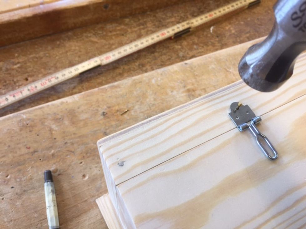 Om man vill ha en hasp s\u00e5 r\u00e4kna ut vart mitten p\u00e5 l\u00e5dan \u00e4r och placera ut och g\u00f6r ett h\u00e5l innan du spikar med 12mm spik. Kolla att den sitter rakt innan du s\u00e4tter de andra tv\u00e5.