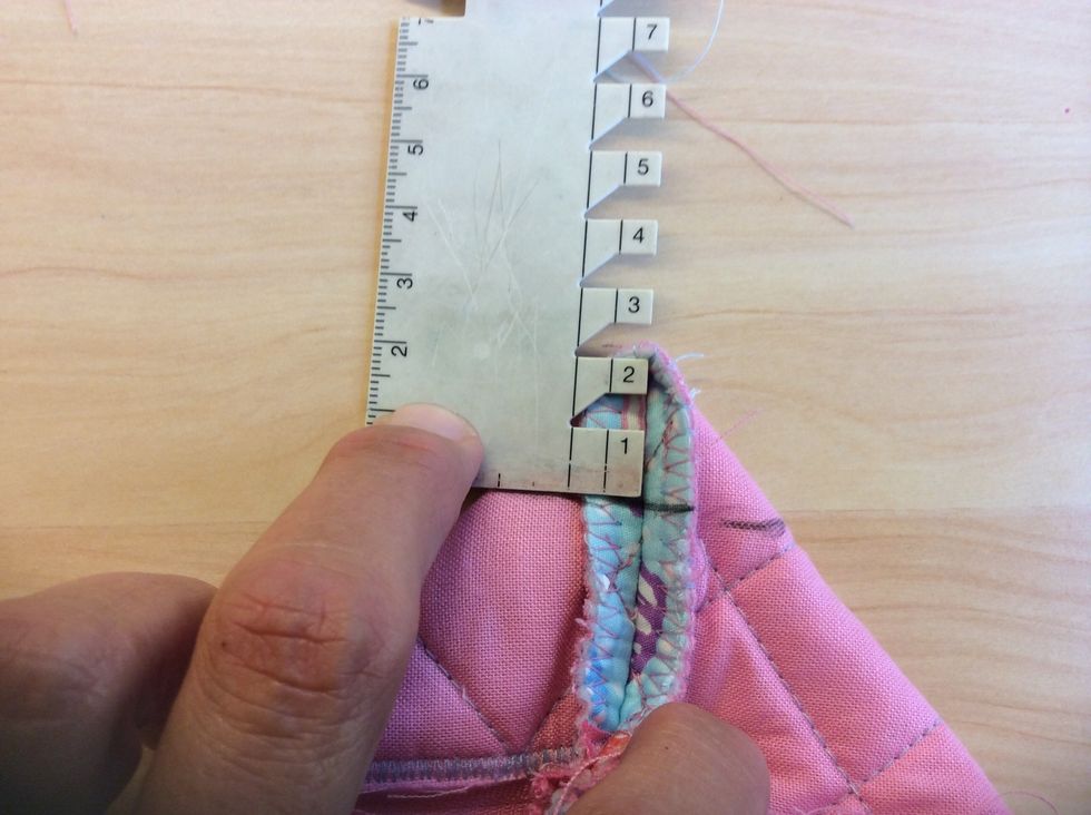 Om man vill ha sitt pennskrin mer ' bulligt"/3-dimentionellt s\u00e5 kan man sy av alla 4 h\u00f6rnen av pennskrinet s\u00e5h\u00e4r: Vik pennskrinet p\u00e5 f\u00f6ljande s\u00e4tt och m\u00e4t in ca 2 cm.