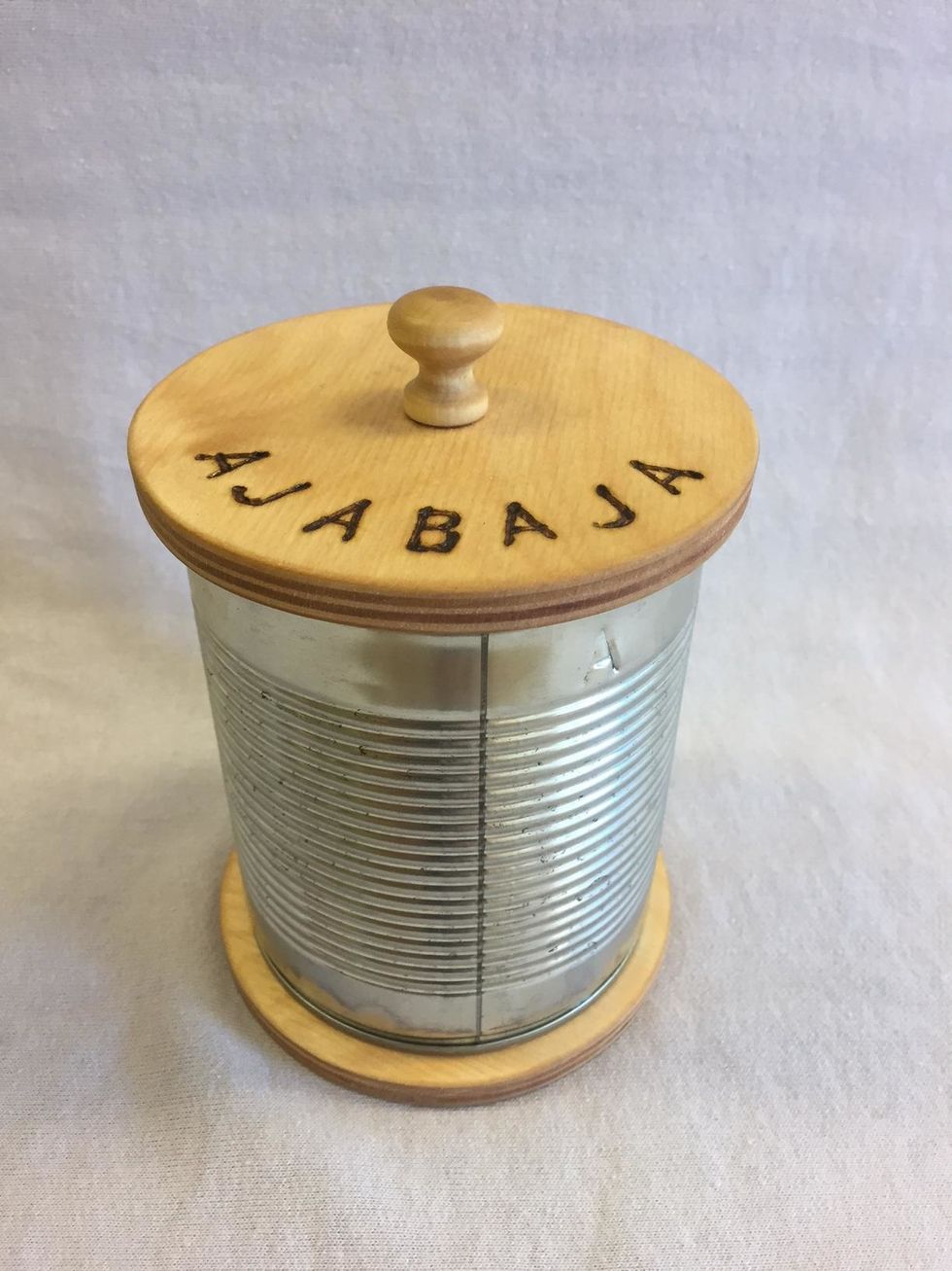 Om man vill kan man kan br\u00e4nna in text p\u00e5 locket.