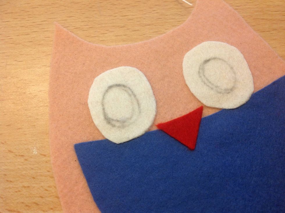 Om vill kan du rita prickar, m\u00f6nster att sy efter.