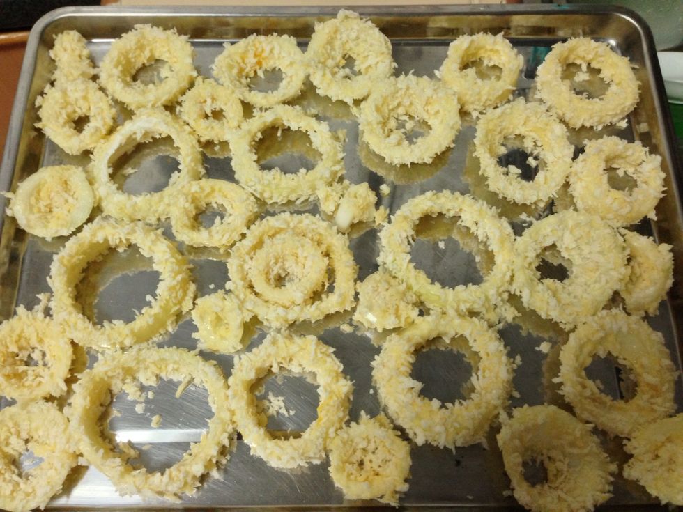 On a baking sheet, arrange your breaded onion rings.