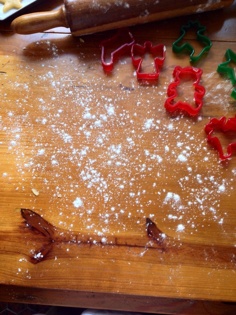 On a clean and plane surface, sprinkle some flour