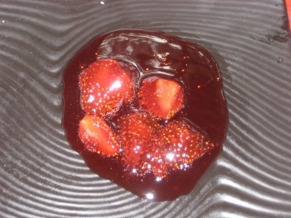 On a cold plate(put in the fridge in advance) pour the jam and allow to cool.