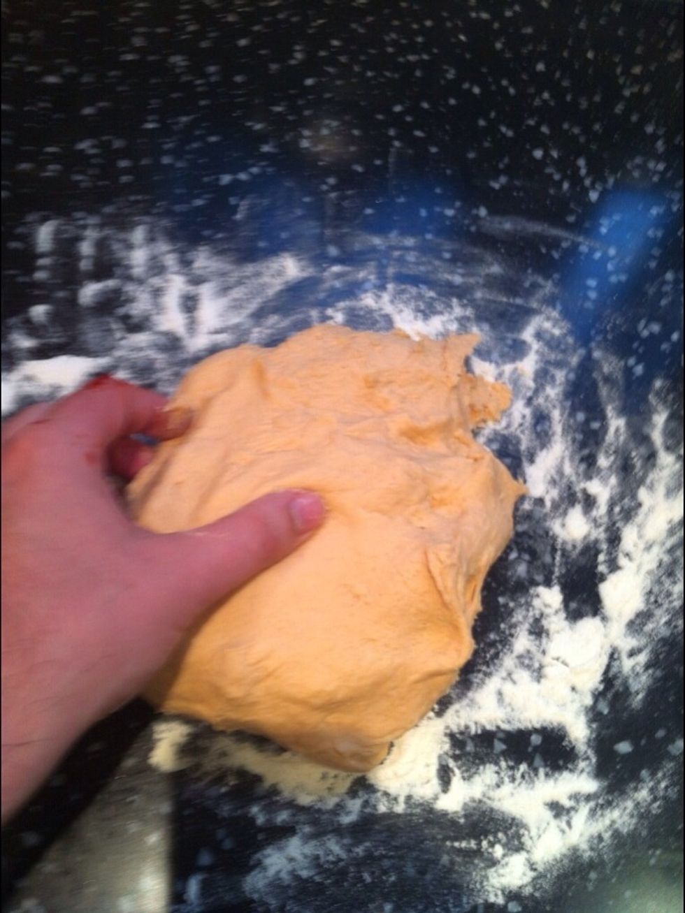 On a lightly floured surface need the dough for a few minutes