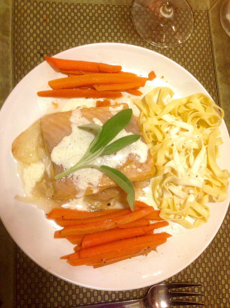 On a warm plate, display the fish with pears (use a spatula to take everything in one shot), place pasta and carrot on a side. Cover with cream (just before add again 2 teaspoon of truffle oil).
