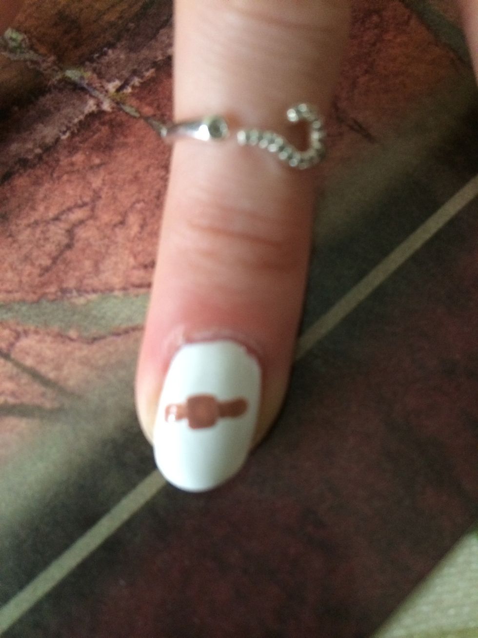 On both sides of the square paint thinner rectangles to finish your band aid