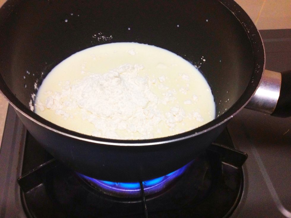On medium heat, place the milk and flour in a saucepan.