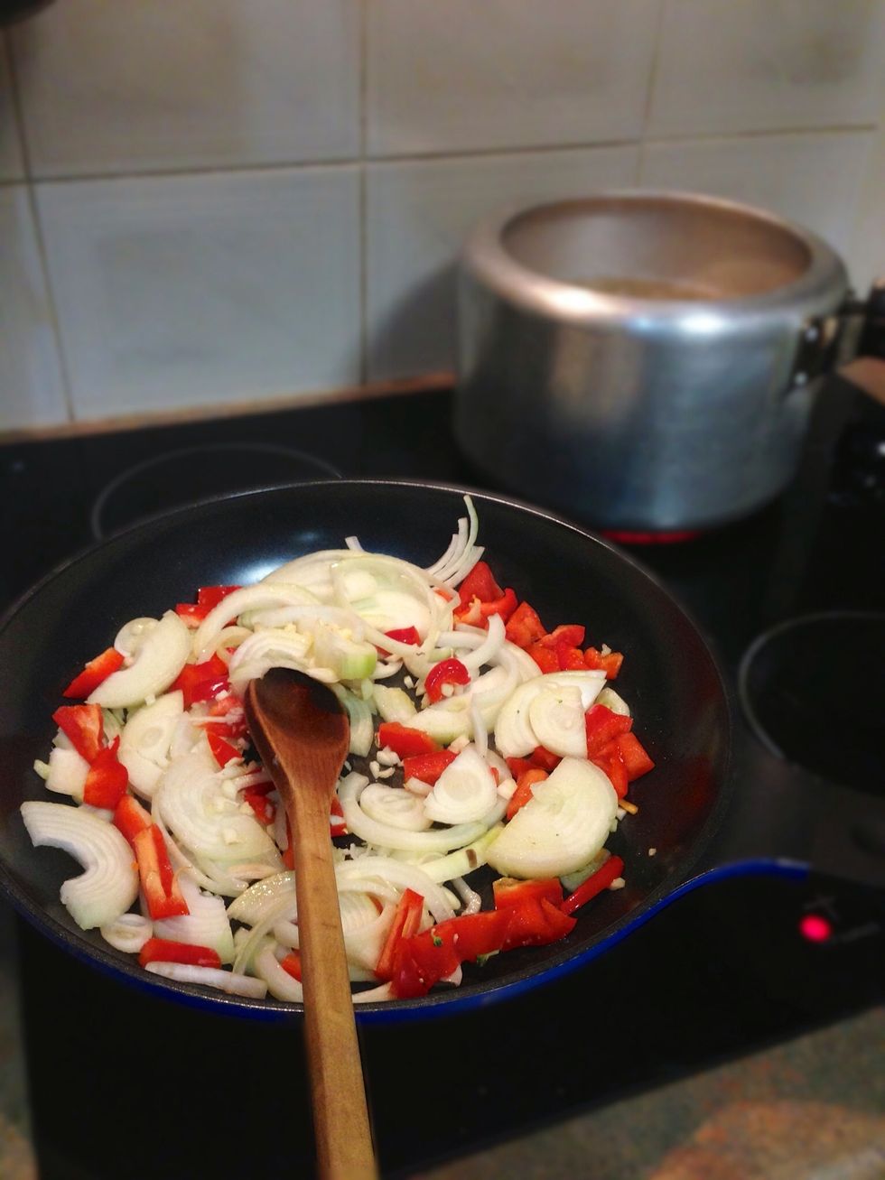 On Pre heated medium hot fry pan put olive oil, onions, garlic, capsicum. Put pasta in when water is boiling. Make sure you stir pasta regularly.