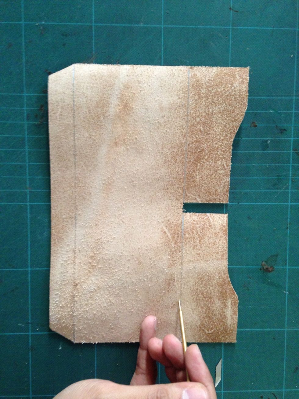 On the biggest part of the leather draw a line that mark where later it should be fold