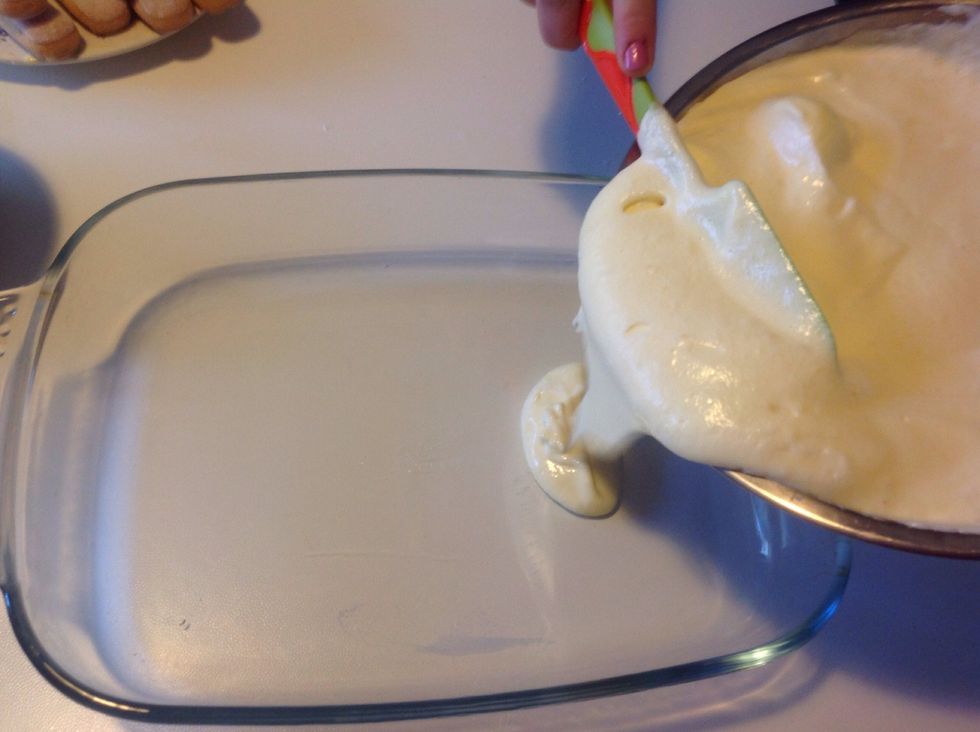 On the bottom of a baking dish, spread a layer of cream.