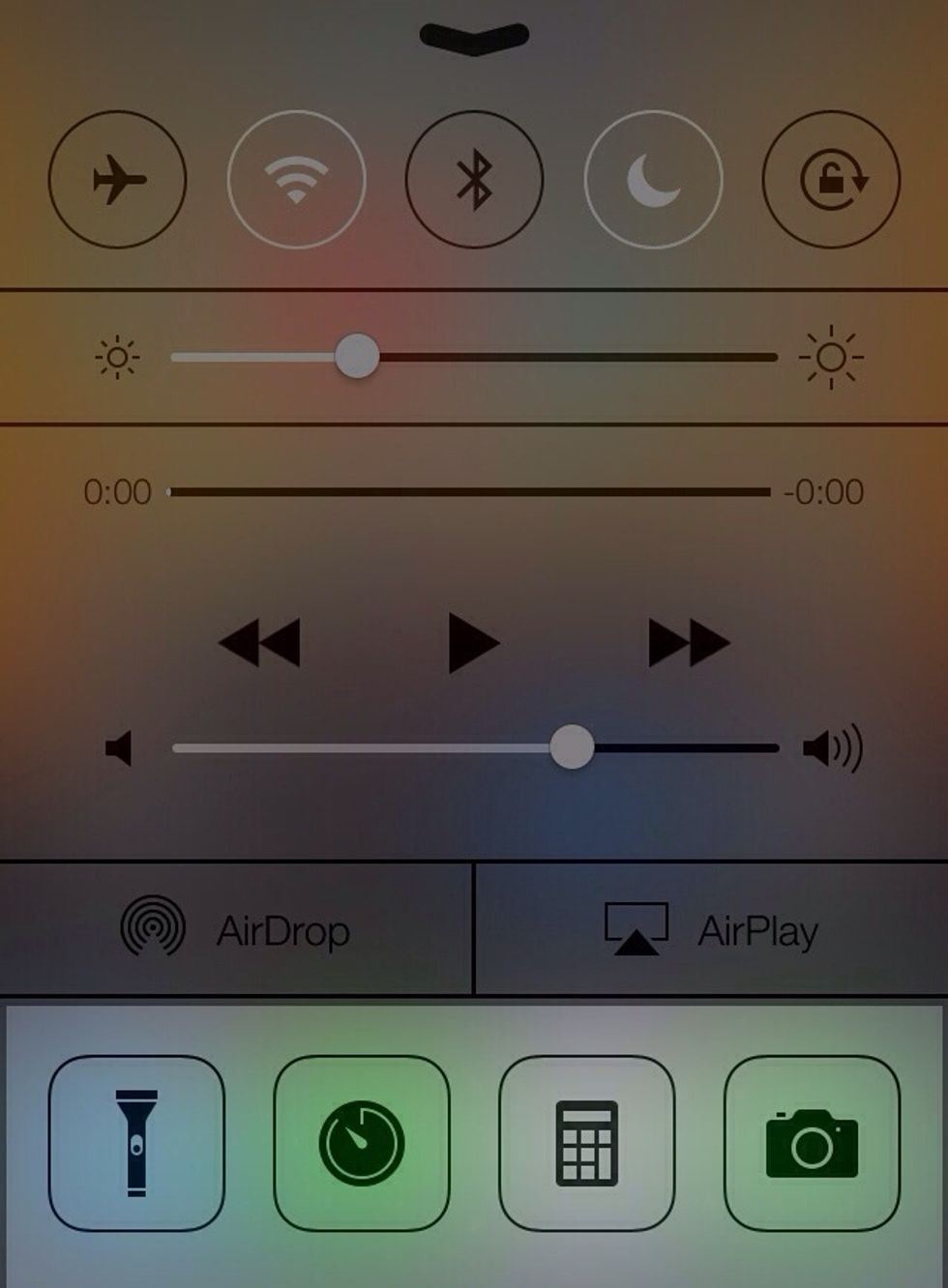 On the bottom you can enable your flashlight, set an alarm and open the Calculator and the Camera app.