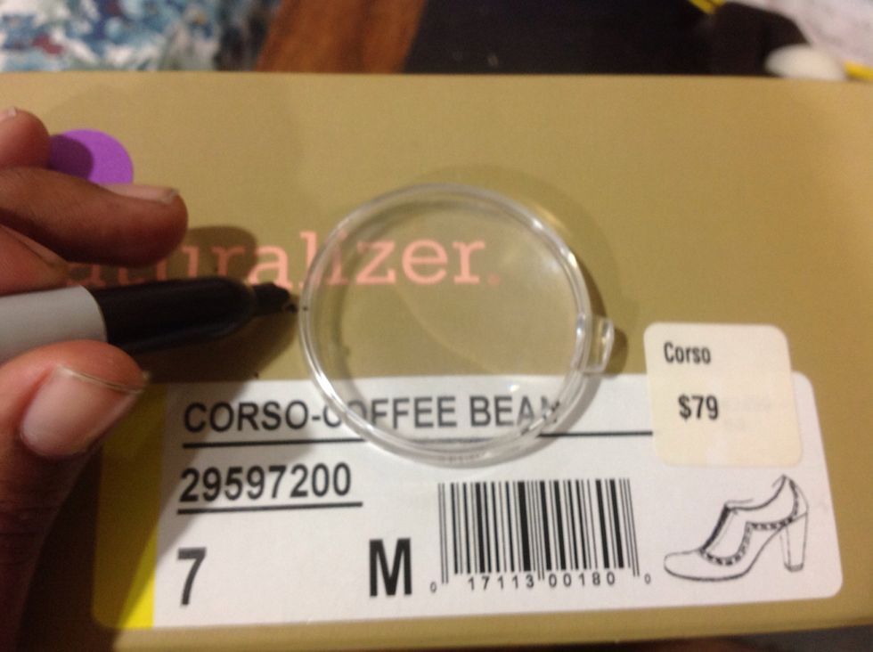 On the shoebox, trace the silhouette of the lenses.