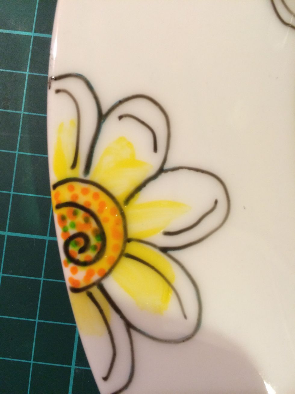 On the third plate I drew some simple flower shapes and coloured them in with either the markers or Pebeo's Porcelaine paint pots