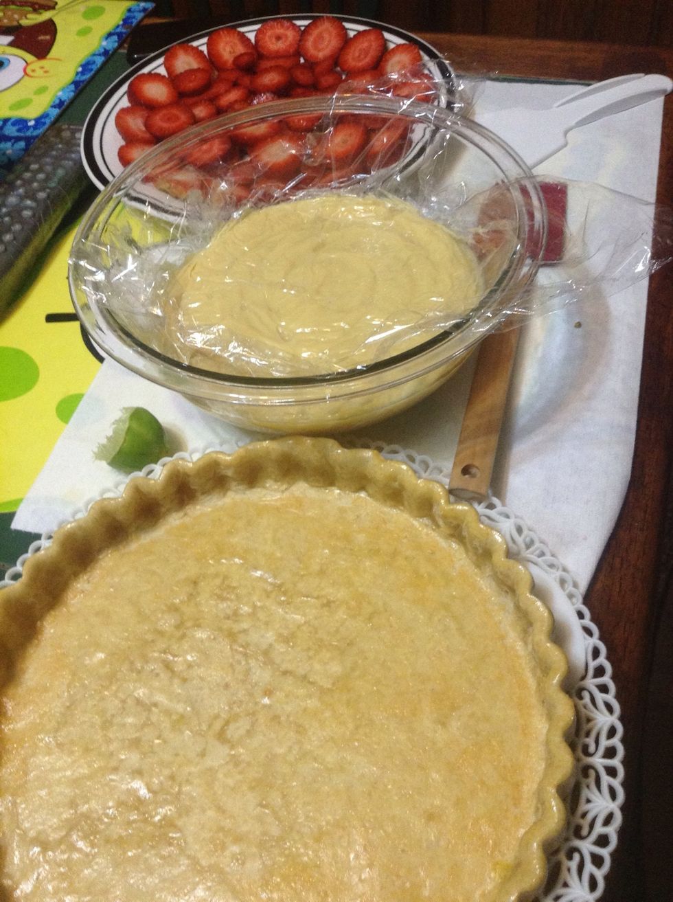 Once both the crust and the creme patissiere are cold, it's time to fill the crust!