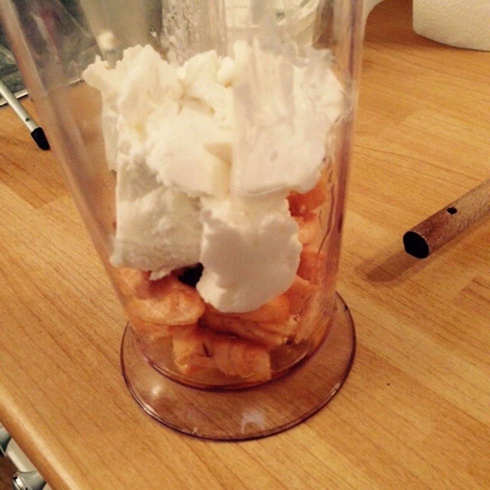 Once cold, throw away thyme and garlic and add the salmon to a blender cup. Add also the ricotta.