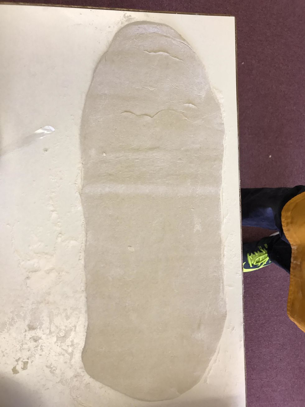 Once flattening it out, fold the dough in half. If there are any irregular or uneven places, where the two surfaces do not meet, please cut it out.